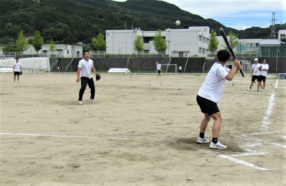 夏のクラスマッチで、3年生がソフトボールを行っている写真です。